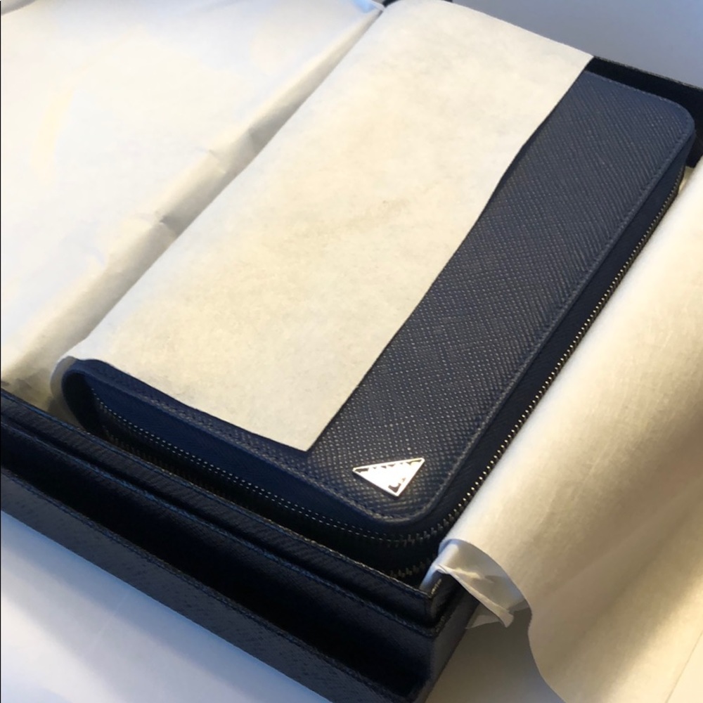 Prada wallet unisex